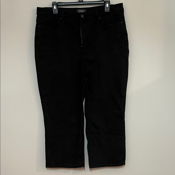 NYDJ Denim - NYDJ High Rise Joni Capri in Cool Embrace-Black Size 12 LiftxTuck  5-Picket